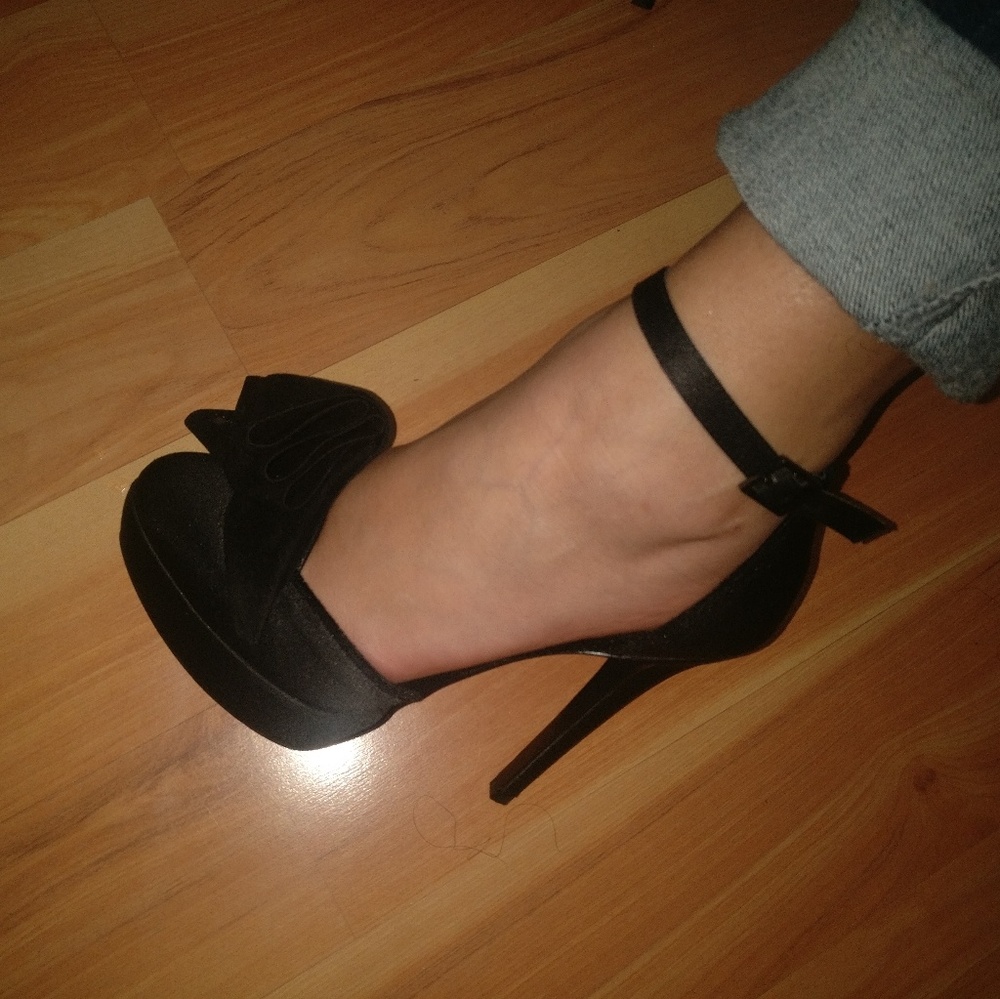 Sexy little black shoe 6.5